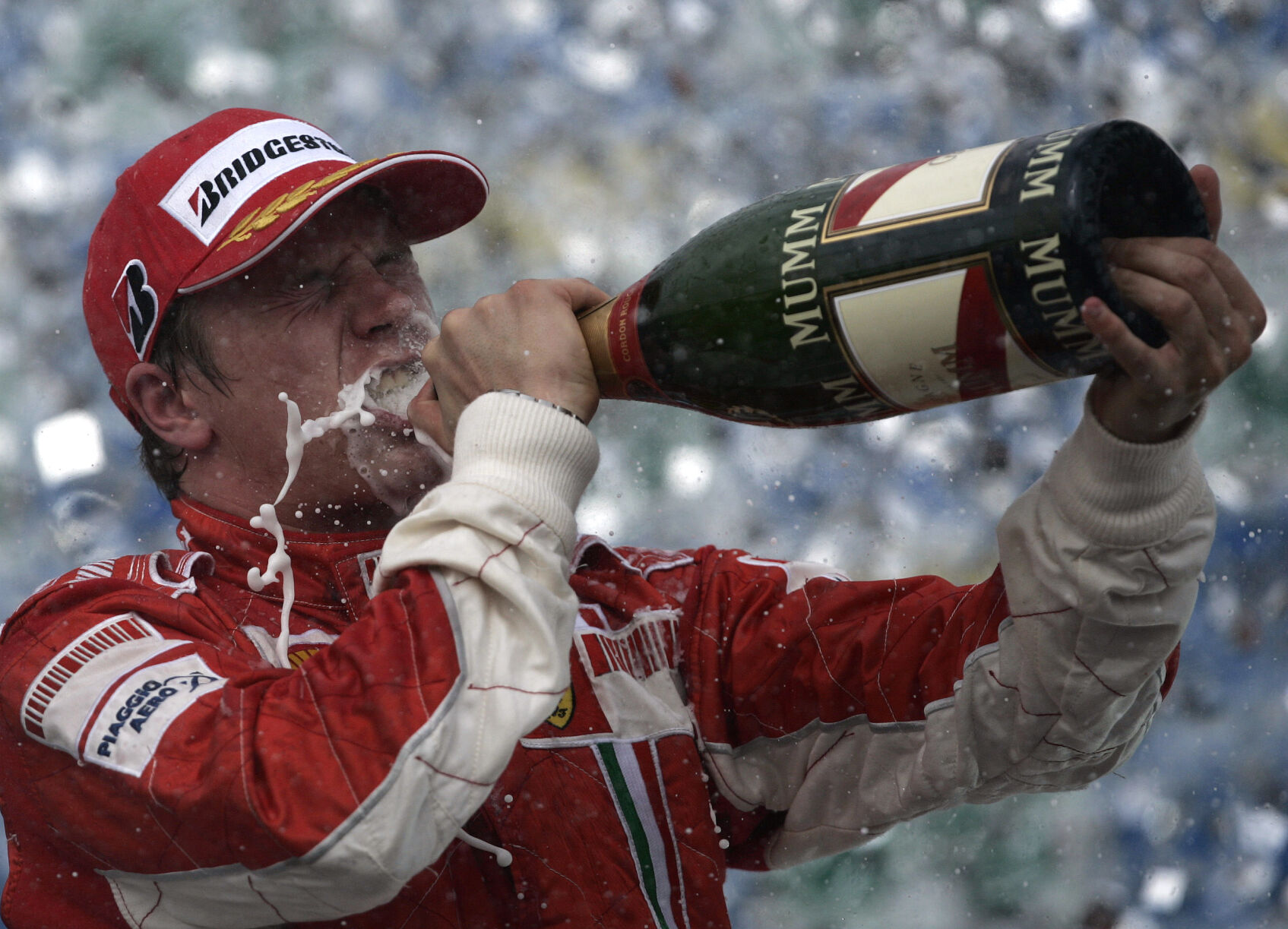 2007: Kimi Raikkonen wins Brazilian Grand Prix and Formula One World Championship by 1 point